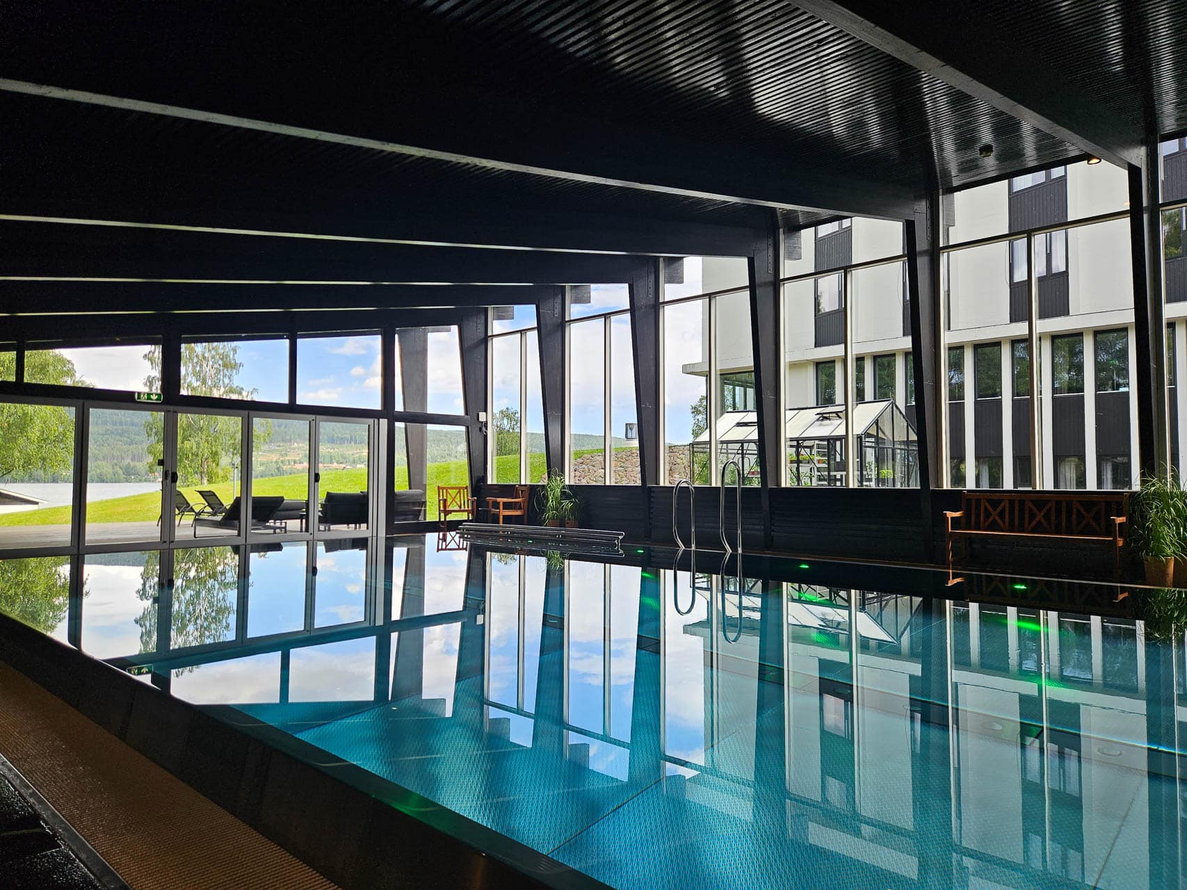 Innendørsbasseng i spaavdelingen på Hurdalsjøen Hotell & Spa