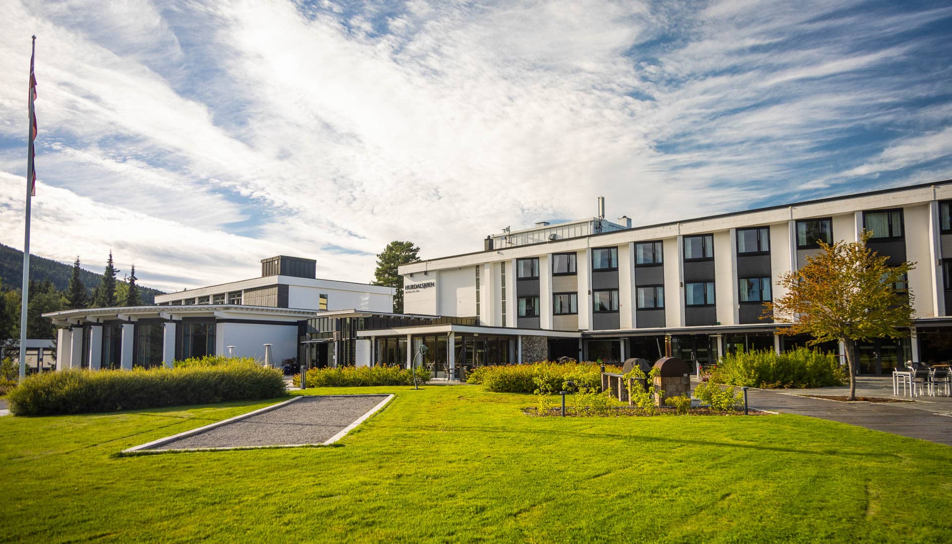 Hurdalsjøen Hotell & Spa med utsikt mot hagen
