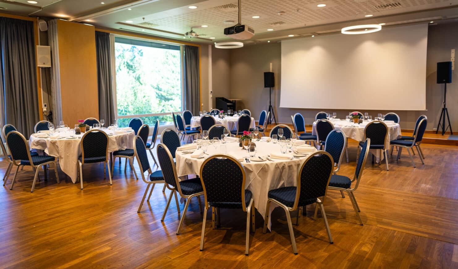 Selskapslokale dekket til middag på Hurdalsjøen Hotell & Spa