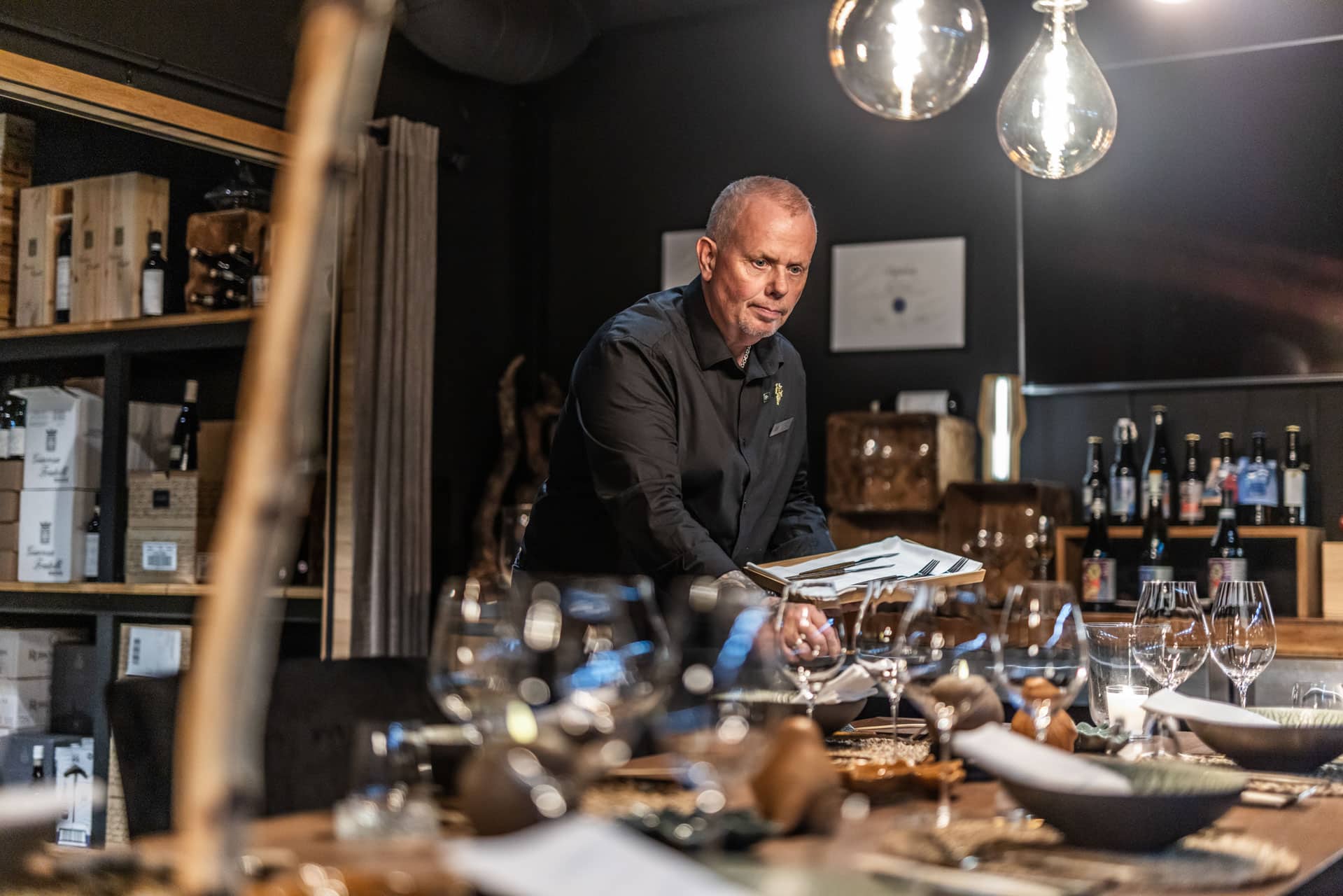 Bjørn dekker bord i Vinkjelleren på Hurdalsjøen Hotell