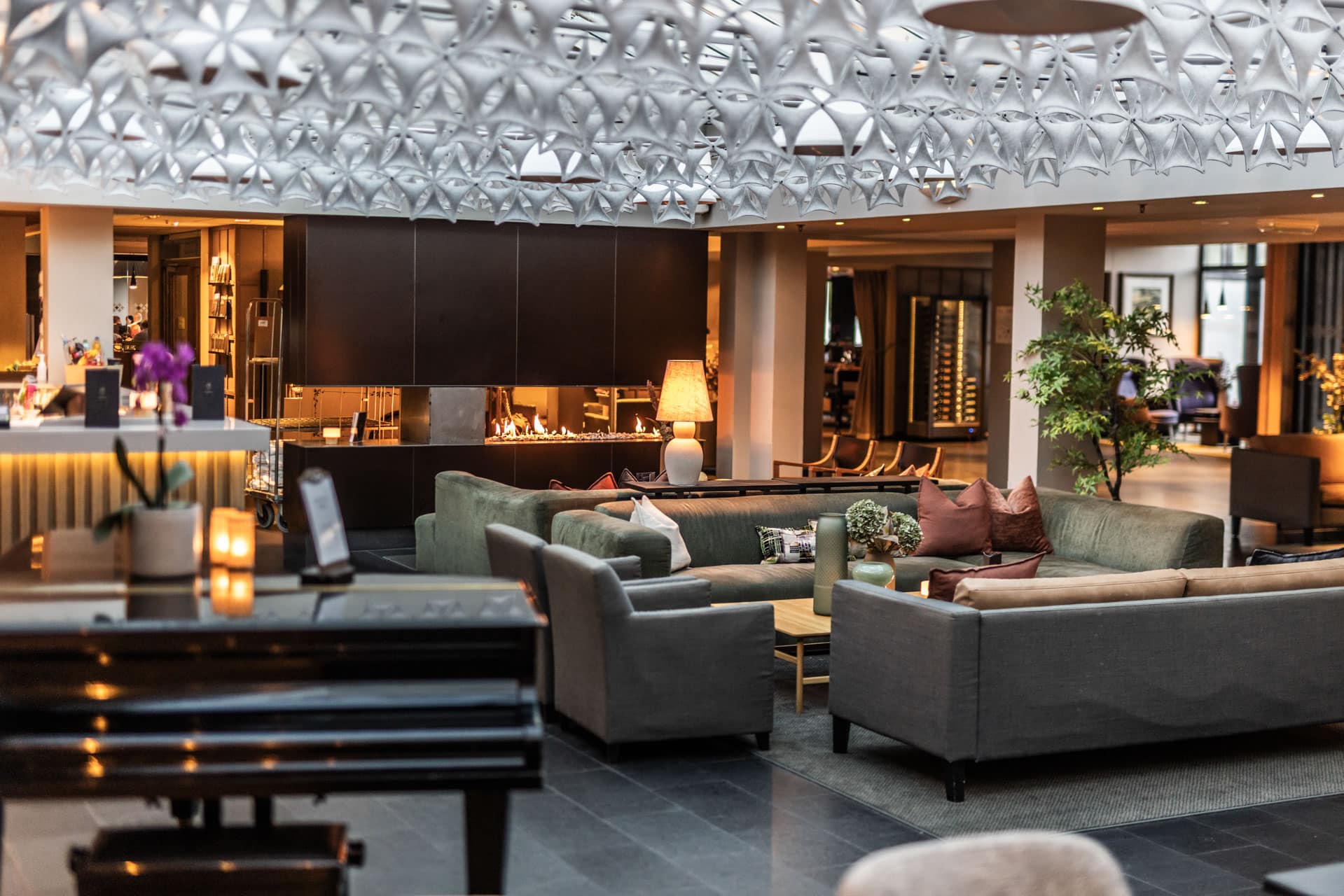 Lobby og bar med peis på Hurdalsjøen Hotell & Spa