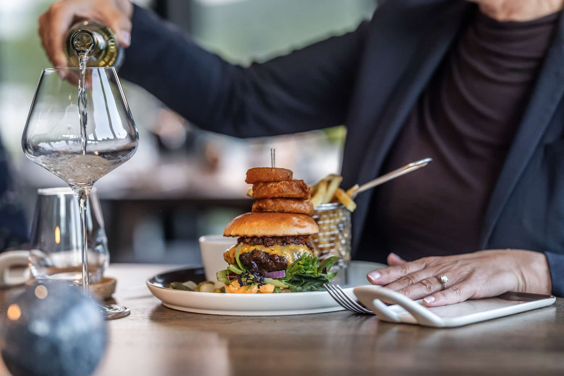Hamburger servert på AX Mat & Vin