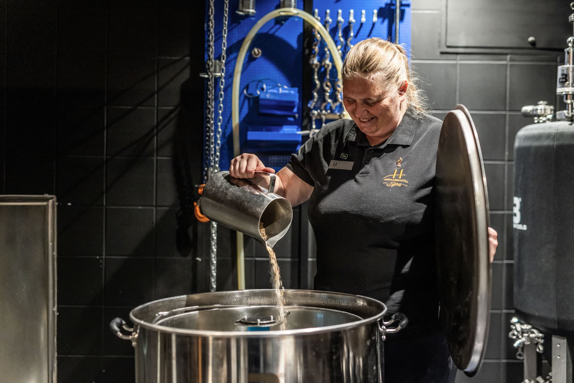 Lene brygger øl i mikrobryggeriet på Hurdalsjøen Hotell
