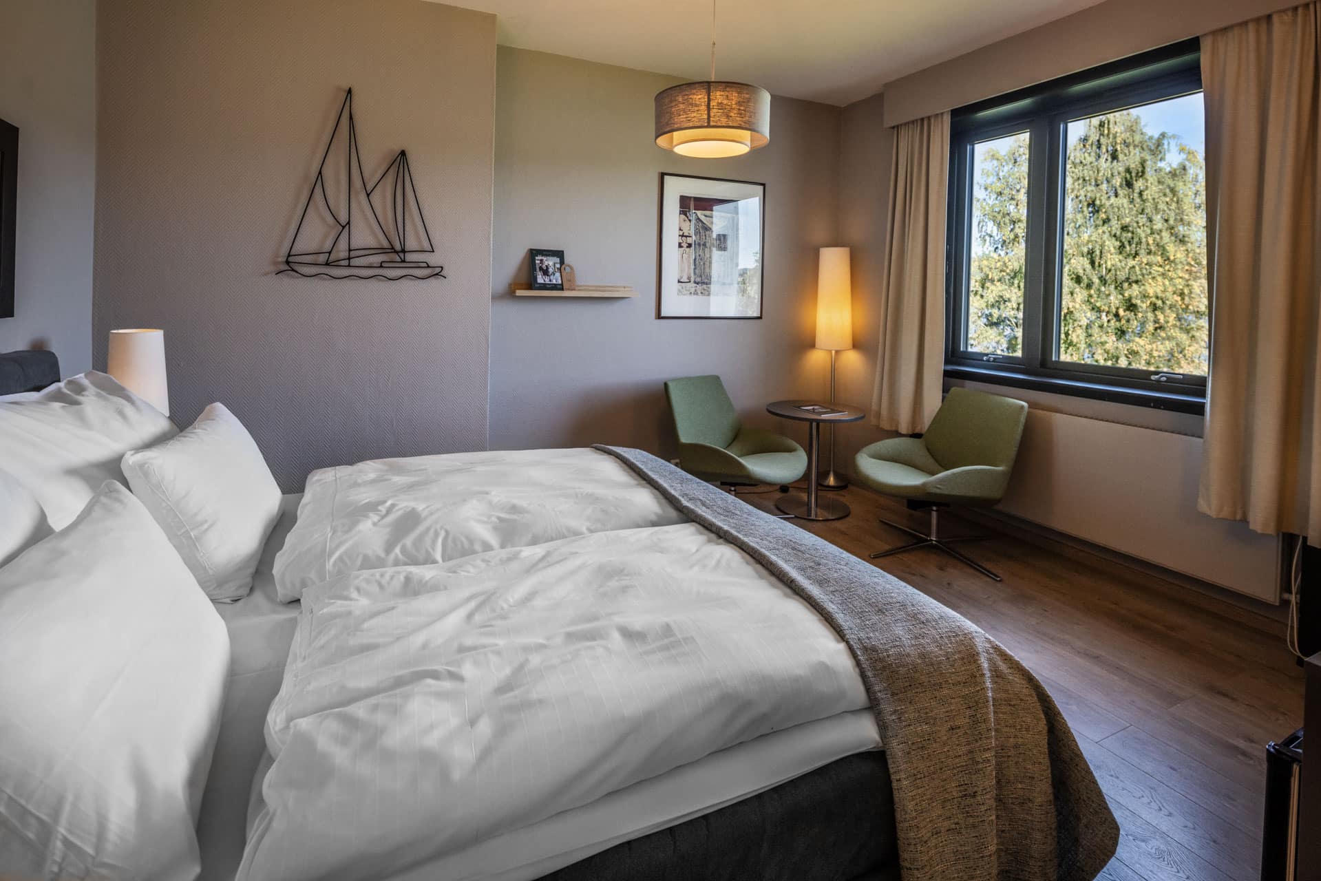 Hotellrom med dundyner og hotellputer på Hurdalsjøen Hotell & Spa