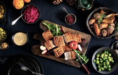 Tradisjonell julemat med ribbe, medisterkaker og rosenkål