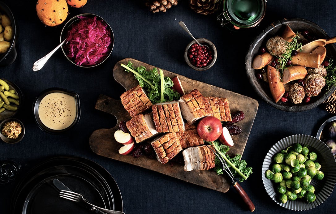 Tradisjonell julemat med ribbe, medisterkaker og rosenkål